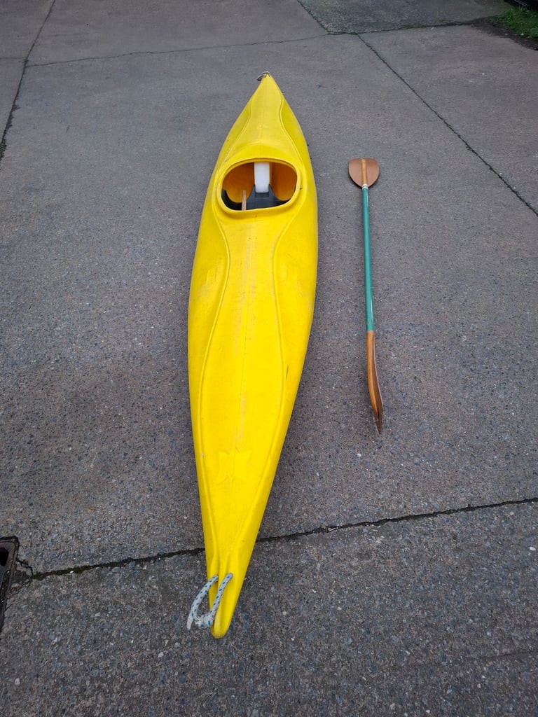 Single kayak with paddle 