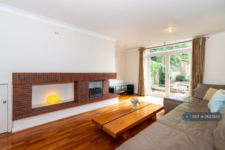 3 bedroom house in Trinity Road, London, SW17 (3 bed) (#2637934)