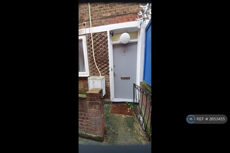 3 bedroom flat in Ealing Broadway, London, W5 (3 bed) (#2653455)