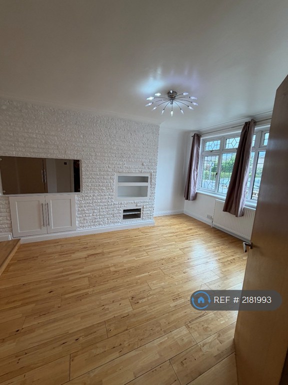 3 bedroom house in Barking, Barking, RM9 (3 bed) (#2181993)