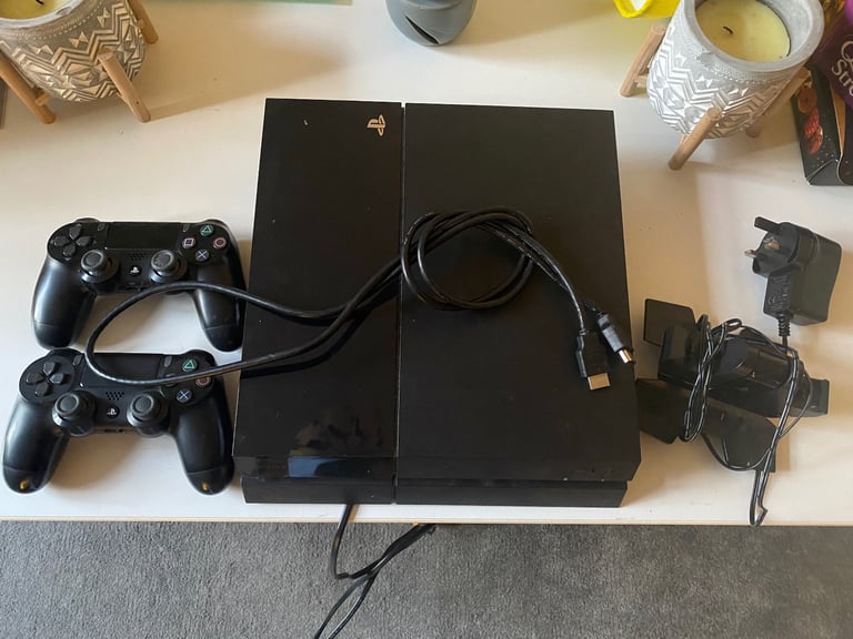 PS4 console 2 controllers hdmi cable and charging pod