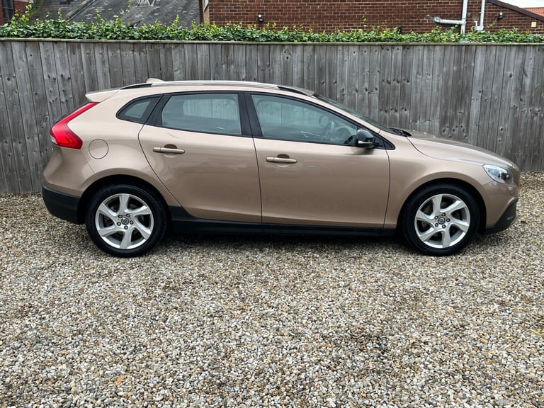 2014 Volvo V40 D2 Cross Country SE Lux 5dr **£20 Road Tax** HATCHBACK Diesel Manual