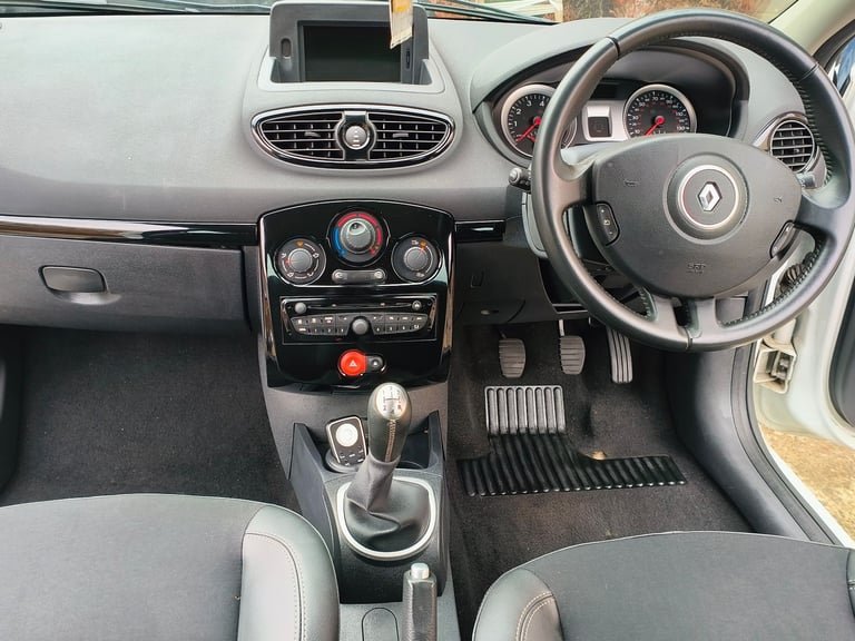 2011 Renault CLIO dynamique TomTom series.