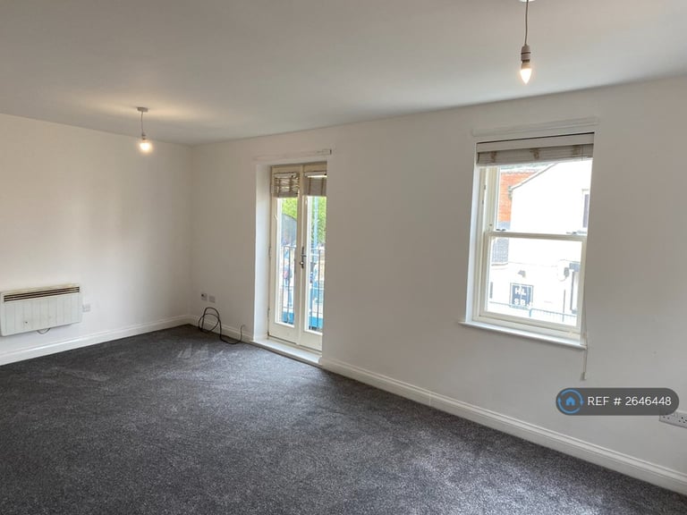 2 bedroom flat in Melbourne Street, Stalybridge, SK15 (2 bed) (#2646448)