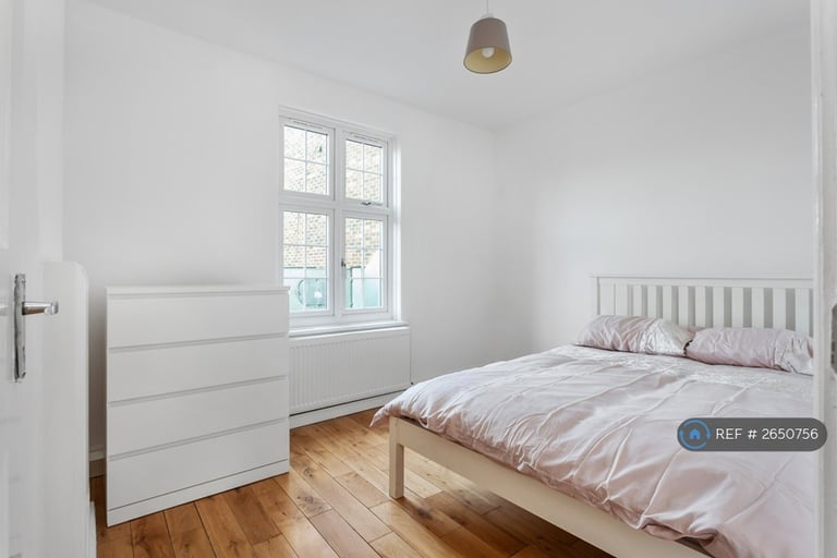 2 bedroom flat in The Green, London, W5 (2 bed) (#2650756)