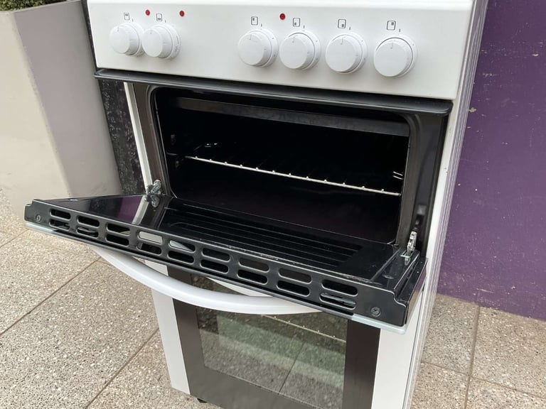 Logik 500 white electric cooker with 6mths warranty (4804)