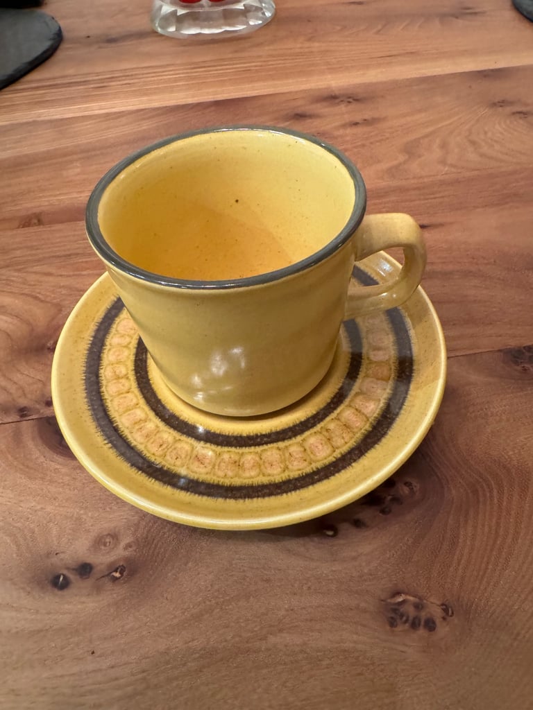 Dinner Service of Franciscan Honeycomb stoneware, made in England. Vintage 1970's