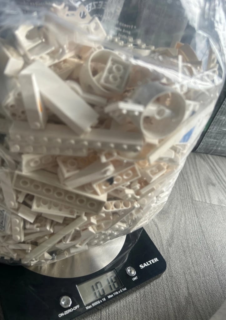 1kg bag of white Lego pieces (21)
