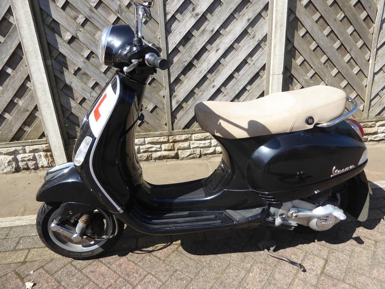 VESPA LX 125 SCOOTER VERY LOW MILES 1 YEARS MOT