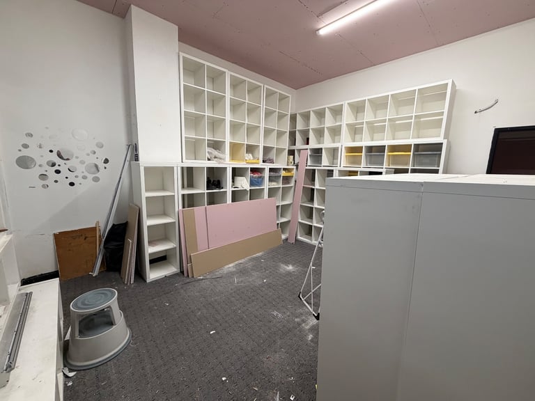 2 x MAIN ROAD SHOP/OFFICE/STORAGE TO LET 
