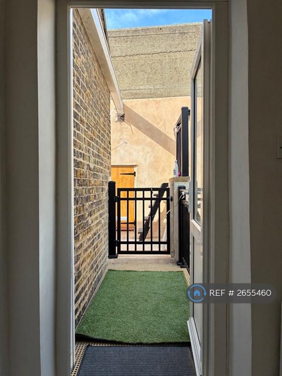 3 bedroom flat in Kent Place, Ramsgate, CT11 (3 bed) (#2655460)