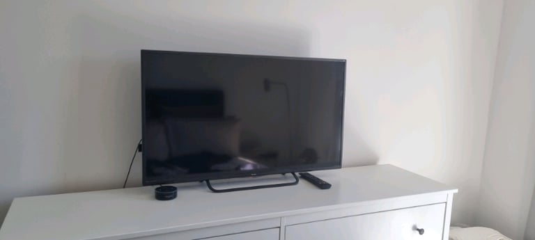 Technika 39" Flat Screen TV with remote