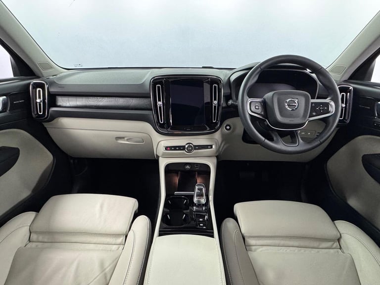 VOLVO XC40 1.5h T5 Recharge 10.7kWh Ultimate Dark Auto Euro 6 (s/s) 5dr 2023