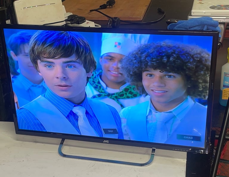 JVC 32" HD ready LED backlit LCD TV MODEL: LT-32C460 with stand 