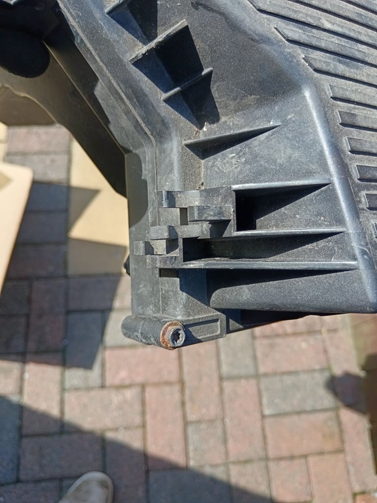 Mini one R50 2005 1.6 petrol aitr filter box, no broken clips, good working condition 