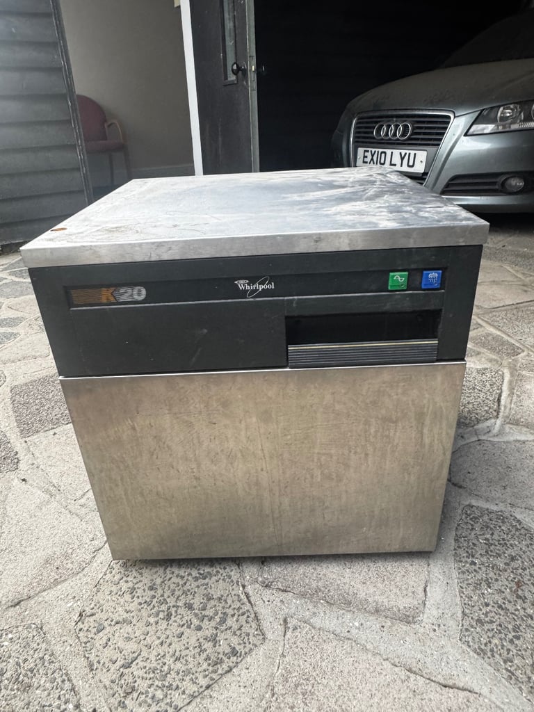 Commercial ice maker 