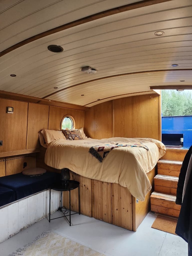 Large Cruising Widebeam boat, 2 bedrooms, 2 bathrooms, incl an ensuite, all bills included - RM1 3DR