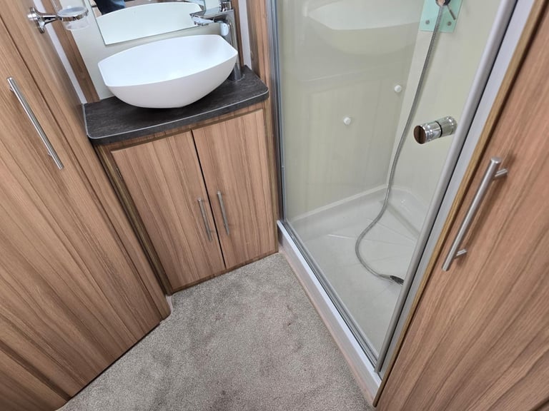 2017 Lunar Quasar 462 2 Berth End Washroom Caravan, Motor Mover