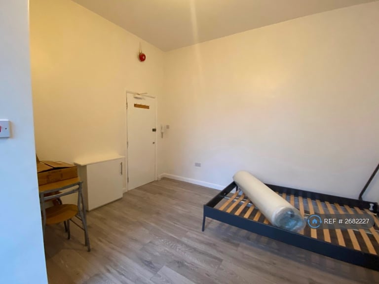 Studio flat in Auckland Road, London, SE19 (#2682227)