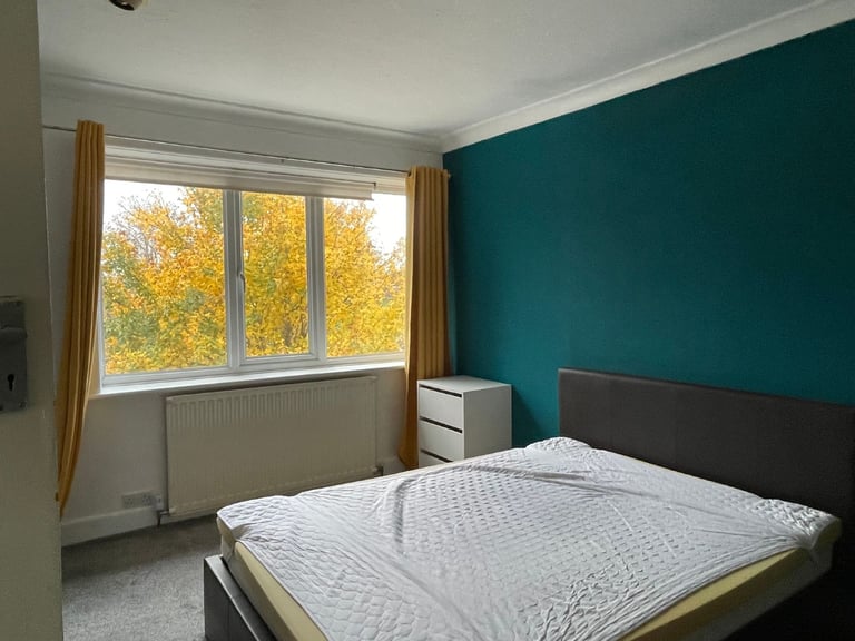  Spacious one bedroom flat with parking £820pm - available from Dec 2025