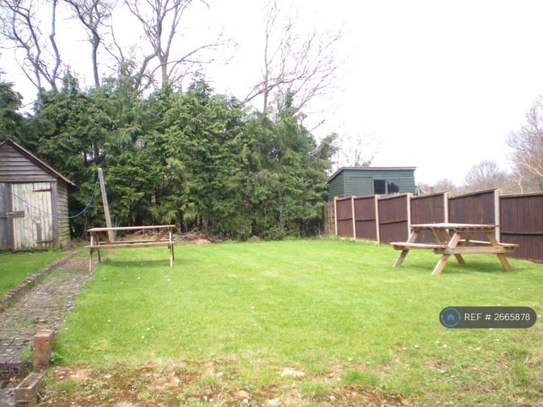 6 bedroom house in Applegarth Avenue, Guildford, GU2 (6 bed) (#2665878)