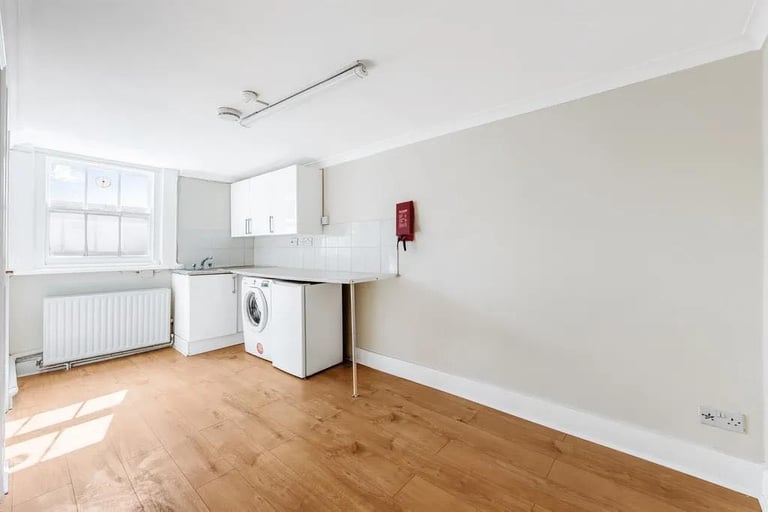 Converted Top 1 Bed Flat Shower DBed Room Separate Open Kitchen Dining Sitting VeryNearTubeBusShops
