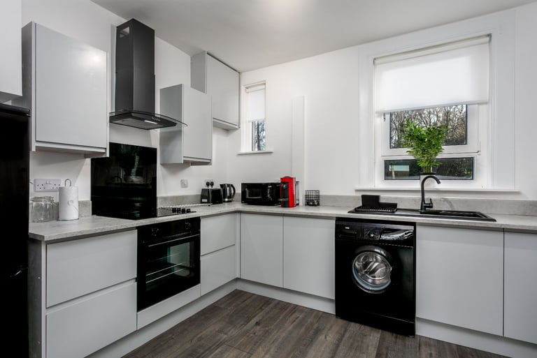 ATTENTION CONTRACTORS & FAMILIES - short term let / accommodation ***2 mins from train station ***
