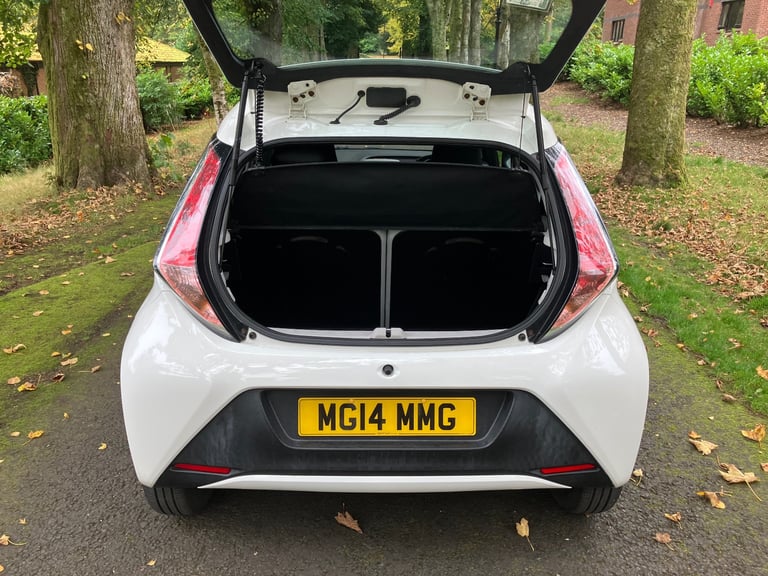 2017 TOYOTA AYGO 1.0 VVTi X-Play 5dr **CARPLAY - TOP SPEC - FULL MOT - ONLY 26,000 MILES**