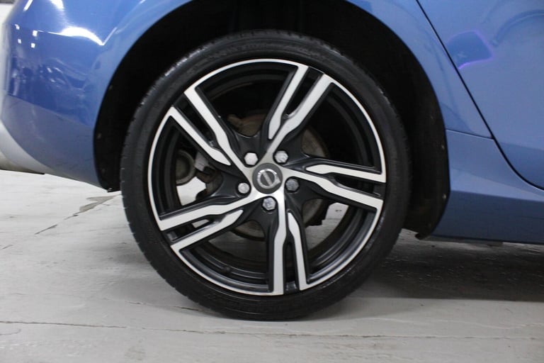 2016 Volvo V40 1.5 T2 R-Design Pro Auto Euro 6 (s/s) 5dr HATCHBACK Petrol Automatic