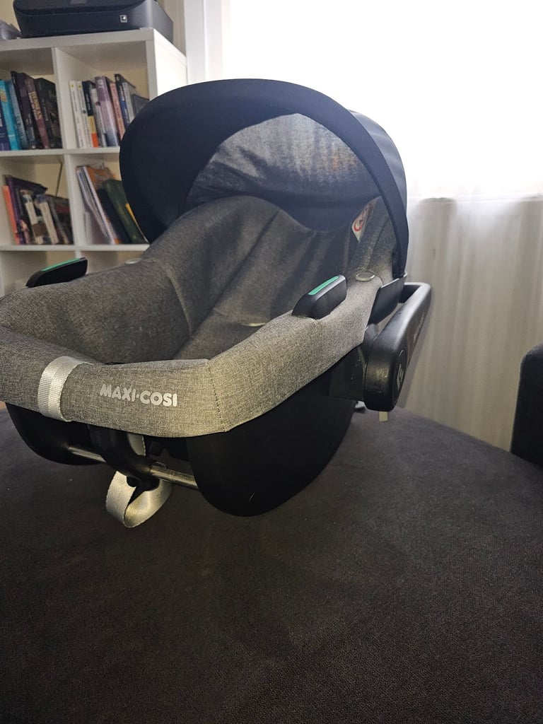 Cabriofix I-Size Maxi-Cosi Baby Car Seat (Barely Used)