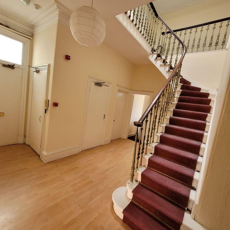 Double Room in all-female Marchmont flat 10 mins walk from university overlooking the Meadows.