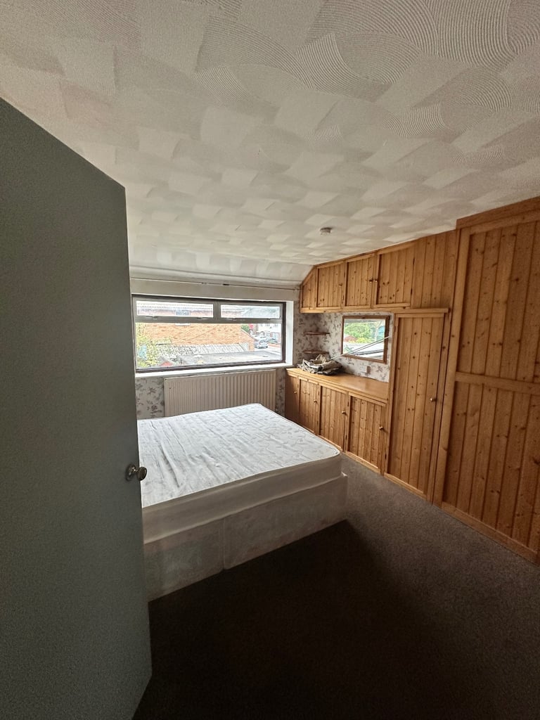 3 Bed 2 Reception LU4