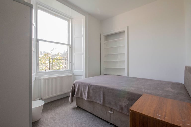 Large, 4 bedroom, 3rd floor HMO flat in Newington – available November