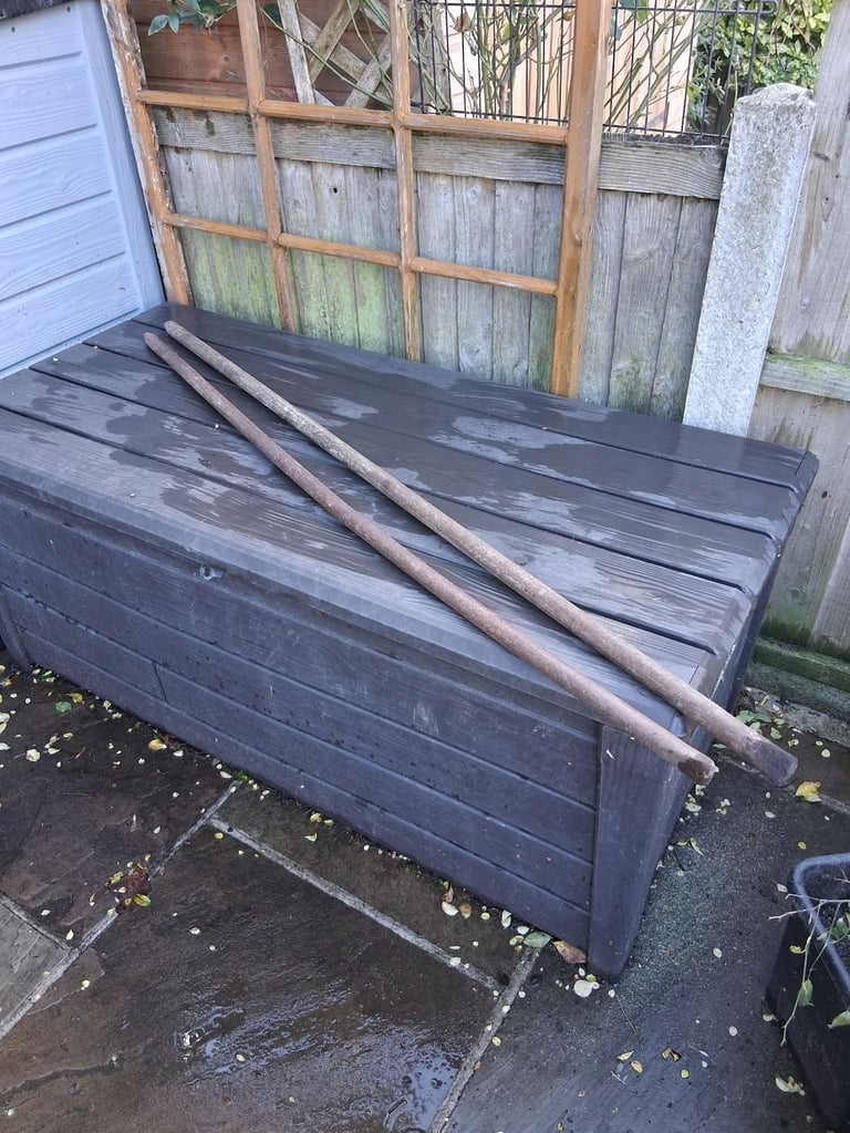 Kerb Bar and road pins