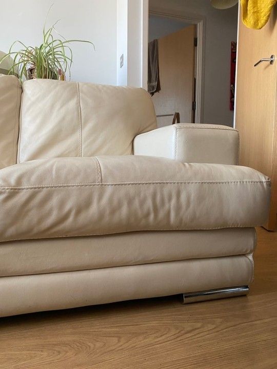 🛋️ DFS Real Leather 2-Seater Sofa – Cream/Beige – £500 – Excellent Condition 🛋️