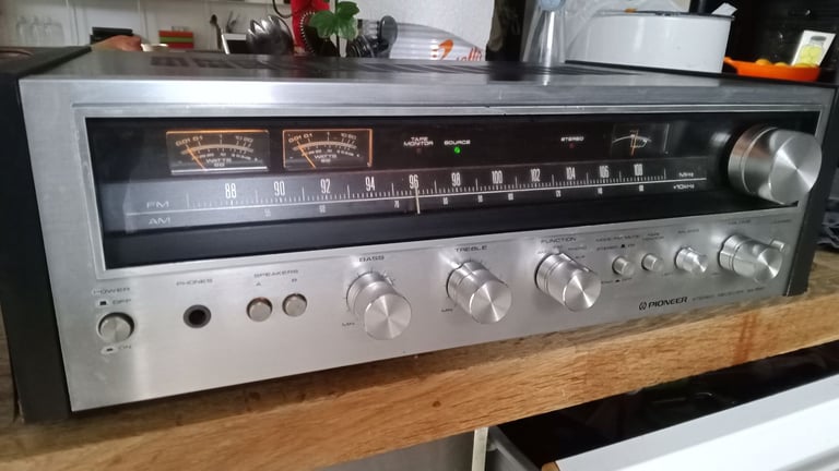 Lovely vintage Pioneer receiver, cool looks, great sound