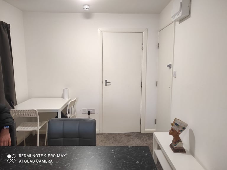 A beautiful executive 1 Bed flat. Separate kitchen and shower room. £1300 inc ALL bills except Elec