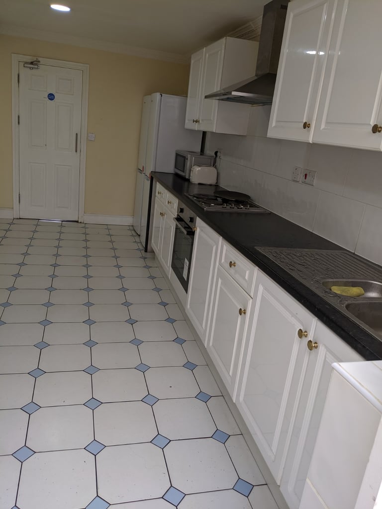 5 bedroom house in Beautiful Shared Accommodation â Ensuite Double Rooms Available in Ilford, Redbri