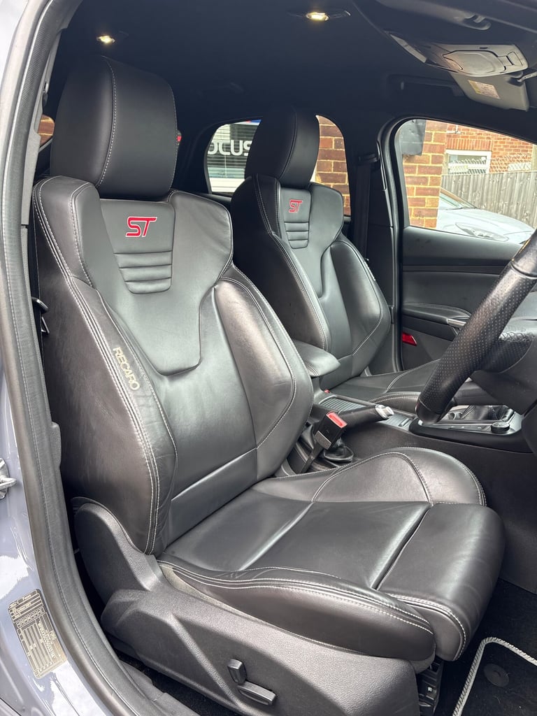 2017 Ford Focus 2.0T EcoBoost ST-3. LOW OWNERS  LOW MILEAGE  MOUNTUNE EXHAUST.