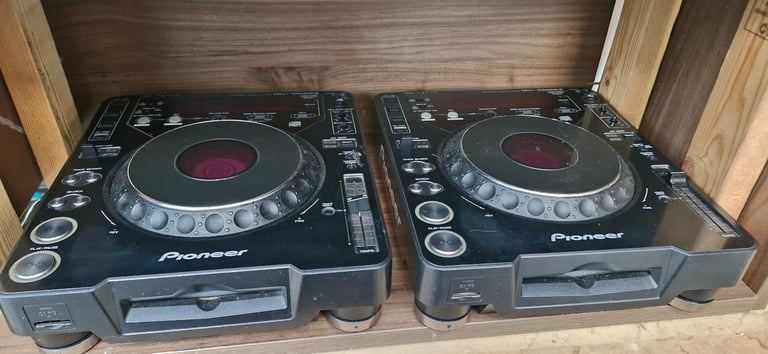 Pioneer CDJ 1000 Mk2 x2 + Behringer Djx 750 mixer