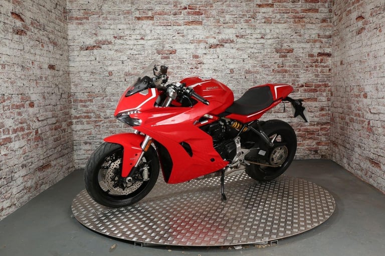 DUCATI SUPERSPORT - 2017 Petrol Manual in Red
