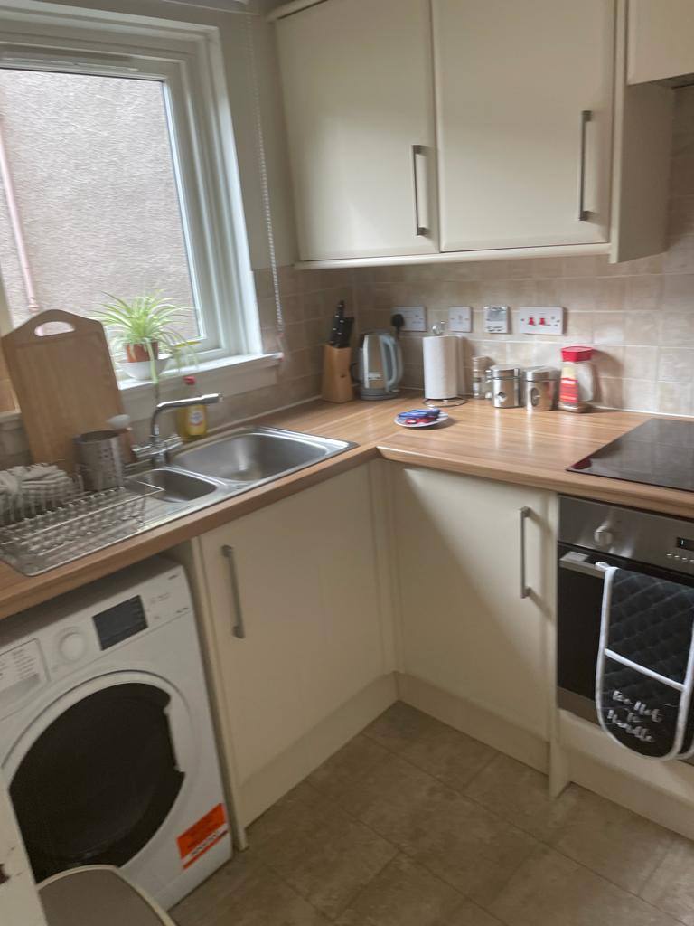 Newington. Beautiful refurbished 2 bedroomed ground floor flat with double glazing