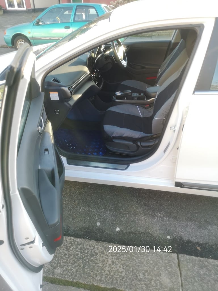 BARGAIN 1/2 PRICE Hyundai IONIQ EV 2020 33k,MOT+TAX,repairs: bumper,light,Rad