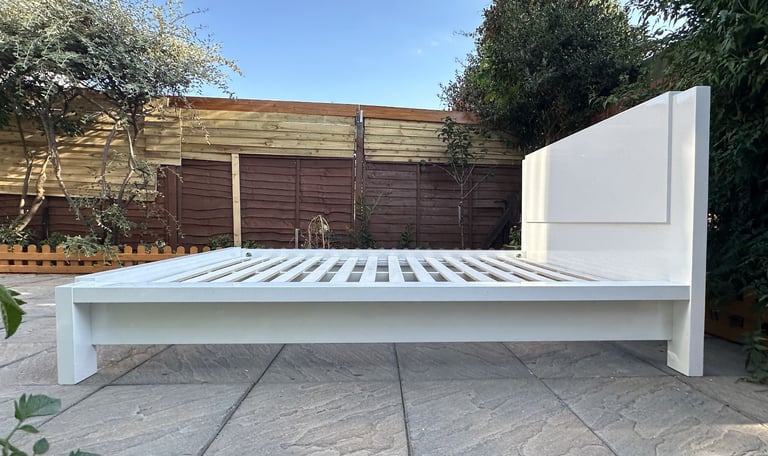 Lovely Julian Bowen Modern High Gloss 4ft6 Double Size Bed Frame – Superb Condition