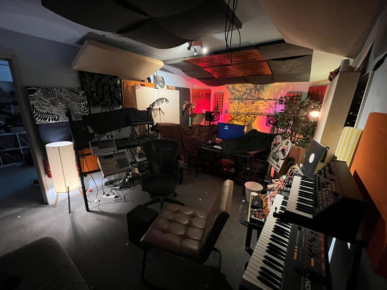 Approx 450sqft First Floor Music Studio Warehouse Creative Space in Hackney Wick £1000pcm