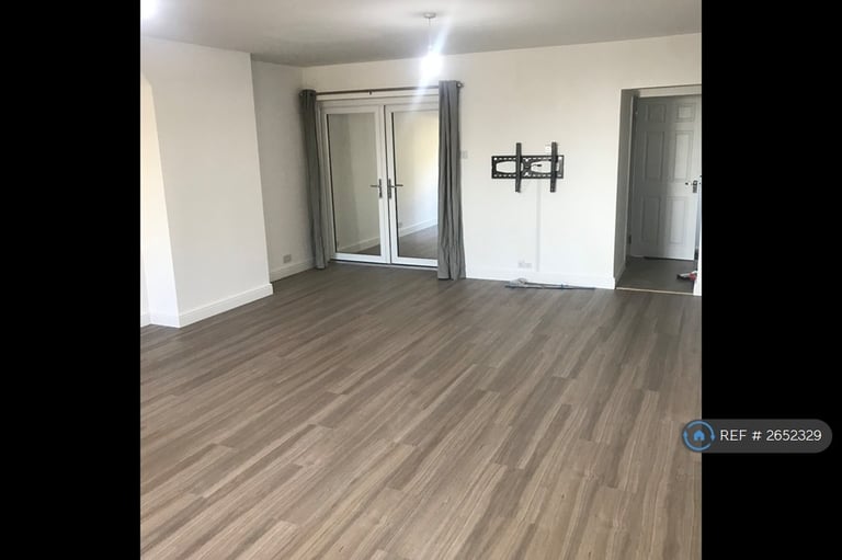 1 bedroom flat in The Parade, Sheffield, S12 (1 bed) (#2652329)