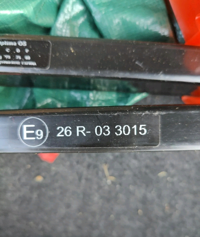 2 Cruz Roof Rack Bars With Keys 26 R-033015 26r033015 26r 033015