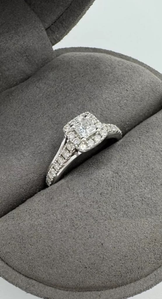 Stunning Vera Wang 18ct White Gold 0.69ct Diamond Princess Cut Halo Engagement Ring