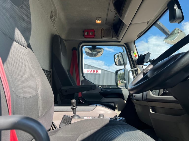 DAF TRUCKS LF 280 18 TONNE FRIDGE U/FLOOR LIFT 