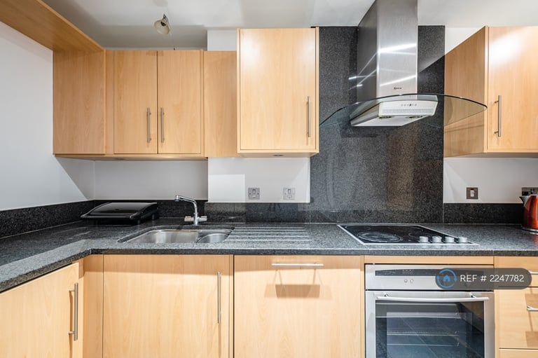 2 bedroom flat in Hoxton Square, London, N1 (2 bed) (#2247782)